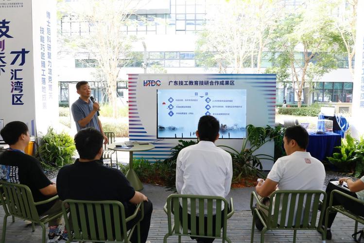 学院立足东莞的"科技创新+先进制造"产业特城市底色和"中国潮玩之都"